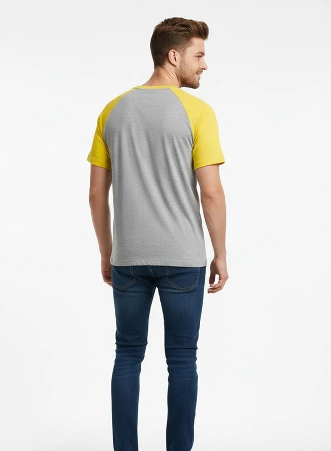 مينيونز تيشيرت بطبعة جرافيك مع أكمام ريجلان